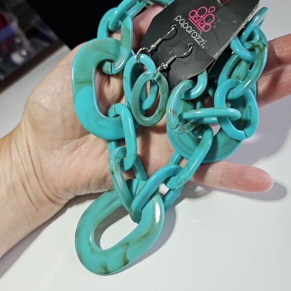 Paparazzi Silver Tone With Green Chunky Link Necklace & Earring Set 20-22" - Picture 3 of 12